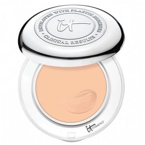 It Cosmetics Confidence in a Compact LIGHT